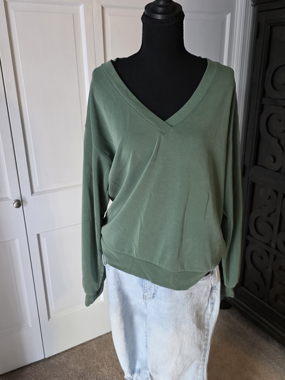 Athleta Sage Green V Neck Sweatshirt Large Soft Lounge Athleisure Top Relaxed